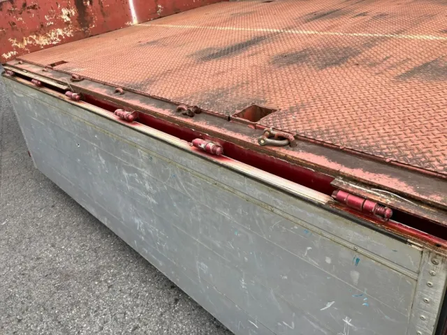 助手席側前中央アオリロッカー端部分が欠損しています。|トレクス  PLG241BCの写真29