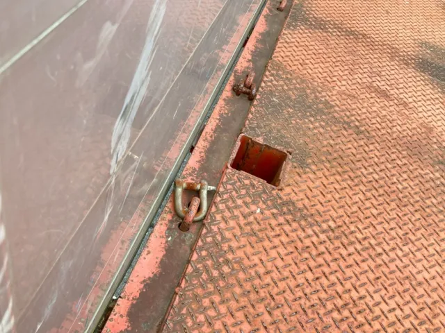 助手席側前中央アオリにすき間があります。|トレクス  PLG241BCの写真30