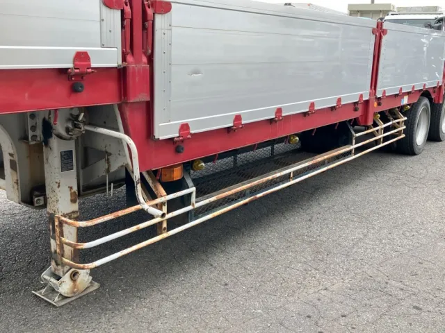 助手席側サイドバンパーの状態です。キズ・サビ・曲がりがあります|トレクス  PLG241BCの写真31