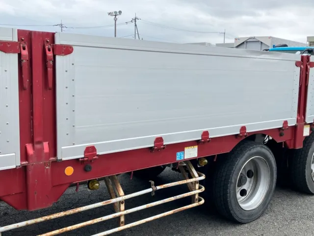 助手席側中央後アオリの状態です。キズ・大きい凹みがあります|トレクス  PLG241BCの写真32