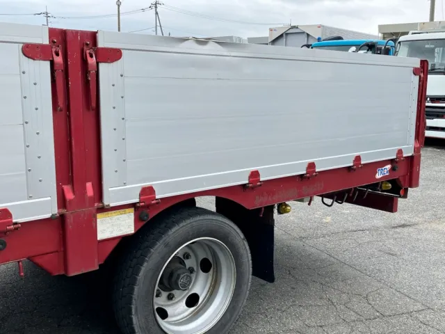 助手席側後方アオリの状態です。キズ・大きい凹みがあります。サイドレールにサビがあります|トレクス  PLG241BCの写真33