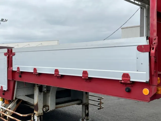 運転席側前方アオリの状態です。キズ・凹みがあります|トレクス  PLG241BCの写真34