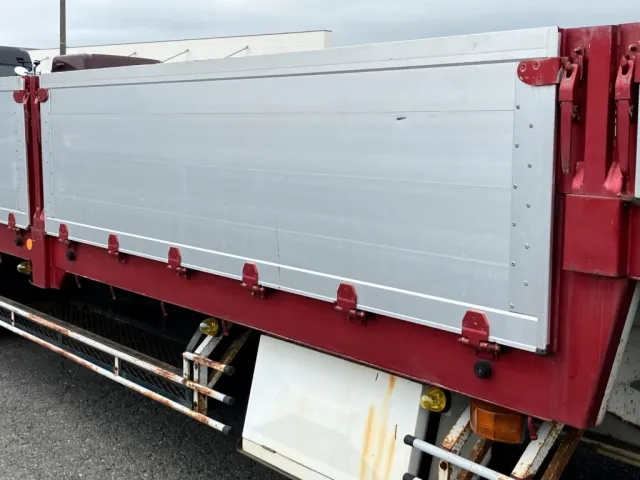 運転席側前中央方アオリの状態です。キズ・凹みがあります|トレクス  PLG241BCの写真35