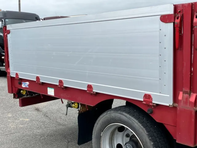 運転席側後方アオリの状態です。キズ・凹みがあります|トレクス  PLG241BCの写真38