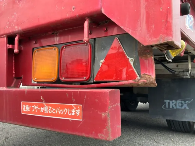 左右テールランプブラケットに曲がりがあります。|トレクス  PLG241BCの写真42