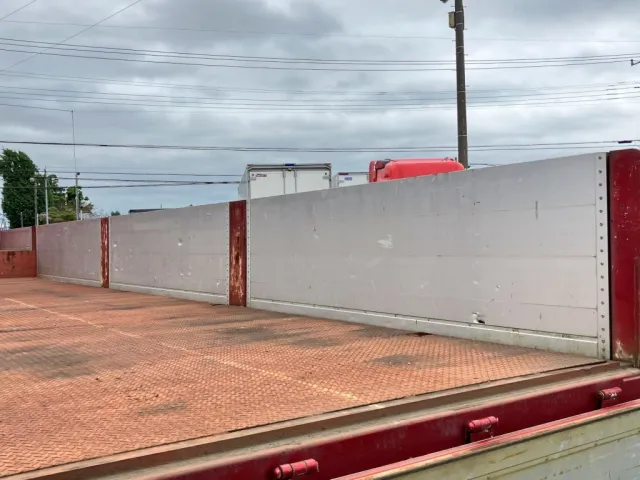 運転席側アオリ内面の状態です。キズ・凹み・一部穴があります|トレクス  PLG241BCの写真44