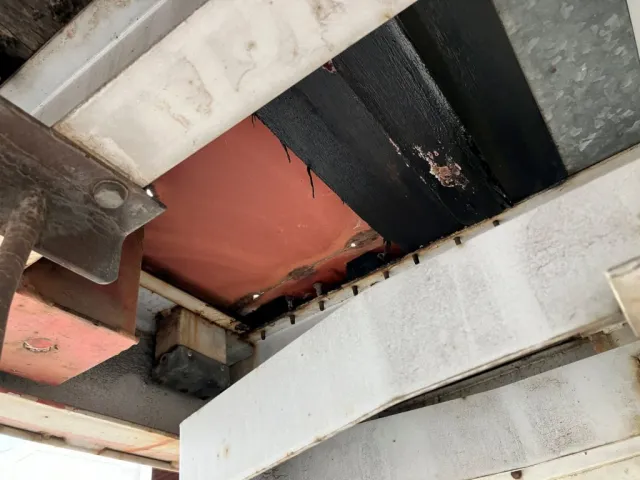 床鉄板裏の板張りが部分的に割れ欠損してます。|トレクス  PLG241BCの写真47