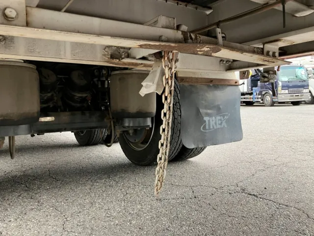 スペアタイヤ吊りに曲がりがあります。|トレクス  PLG241BCの写真48