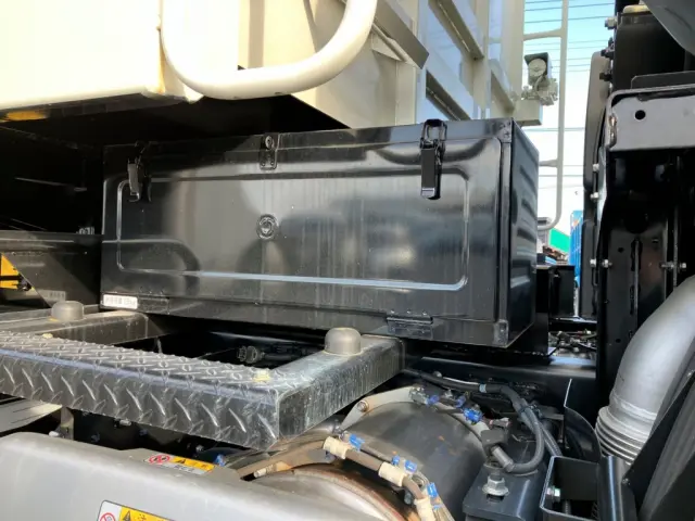 工具箱は鉄製です。|日野 プロフィア 2DG-FS1AGE(6x4)の写真15