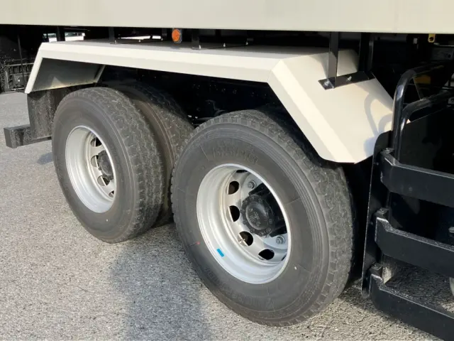 リヤフェンダーは鉄製です。|日野 プロフィア 2DG-FS1AGE(6x4)の写真17