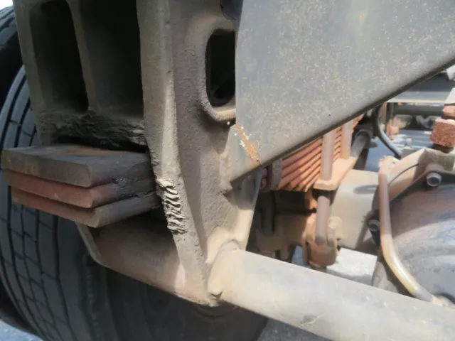 軸内側（イコライザ）補強ステーに割れがあります。（後方軸1か所割れがあります）|日通  NT2340改の写真36