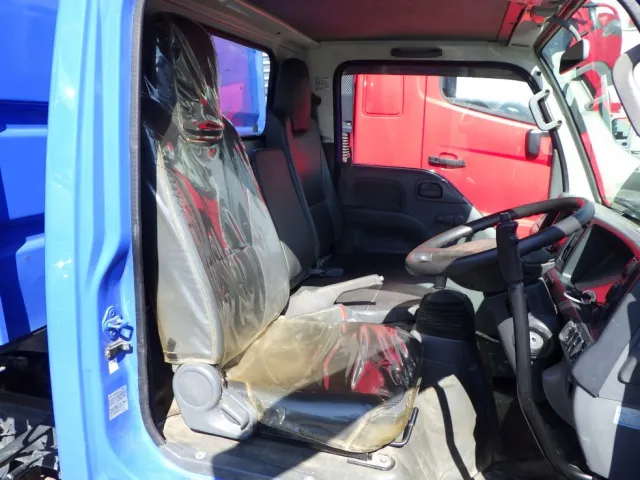 乗車定員は３名です。|いすゞ エルフ TPG-NKR85AN(2WD)の写真7