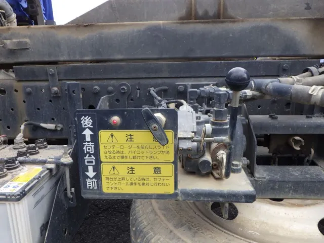 荷台スライドの操作レバーです。|いすゞ エルフ TPG-NKR85AN(2WD)の写真14