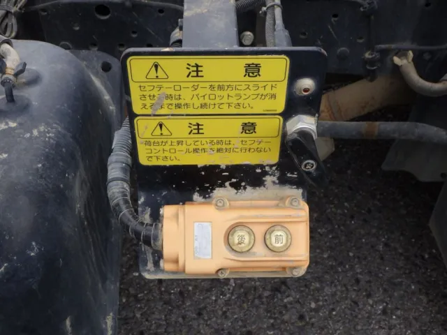 荷台スライドの操作スイッチです。|いすゞ エルフ TPG-NKR85AN(2WD)の写真15