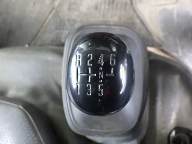 MT６速です。|いすゞ エルフ TPG-NKR85AN(2WD)の写真19