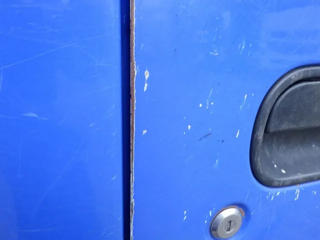 運転席側ドアにキズがあります。（助手席側にもあります）|いすゞ エルフ TPG-NKR85AN(2WD)の写真22