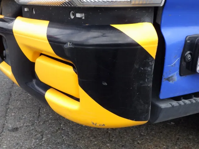 フロントバンパーの助手席側にキズ・ヘコミがあります。|いすゞ エルフ TPG-NKR85AN(2WD)の写真26