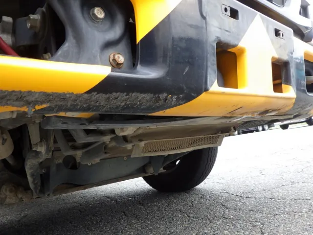 フロントバンパーの下側にキズ・サビがあります。|いすゞ エルフ TPG-NKR85AN(2WD)の写真27