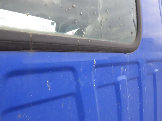 キャブバックにセメントの付着があります。|いすゞ エルフ TPG-NKR85AN(2WD)の写真29
