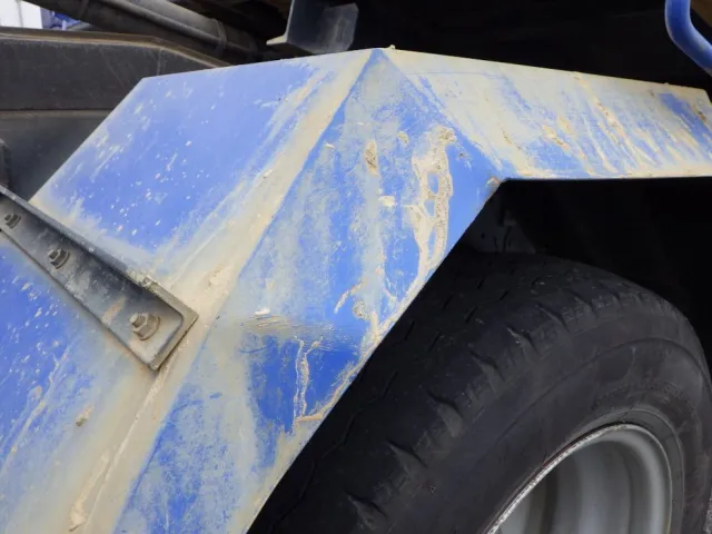 助手席側リヤフェンダーにキズ・ヘコミがあります。（左右にセメントの付着があります）|いすゞ エルフ TPG-NKR85AN(2WD)の写真35