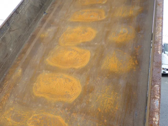 床鉄板にキズ・サビ・ヘコミがあります。|いすゞ エルフ TPG-NKR85AN(2WD)の写真36