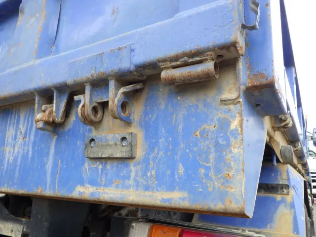 左右のピンが欠損しています。|いすゞ エルフ TPG-NKR85AN(2WD)の写真38