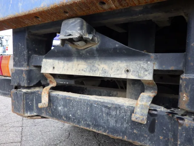 ナンバープレートに曲がりがあります。|いすゞ エルフ TPG-NKR85AN(2WD)の写真39