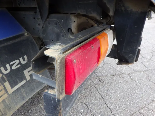 左右のテールブラケットに曲がりがあります。|いすゞ エルフ TPG-NKR85AN(2WD)の写真41