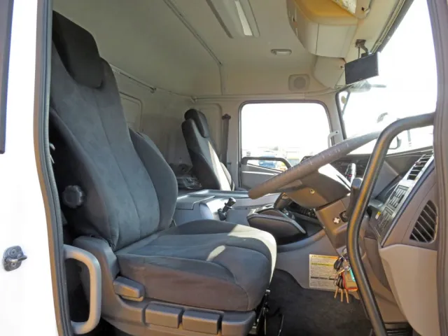 運転席座面にヘタリがあります。|UDトラックス クオン 2PG-CG5CAの写真6