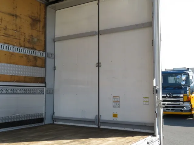 リア扉内側にホルダーが付いています。|UDトラックス クオン 2PG-CG5CAの写真10