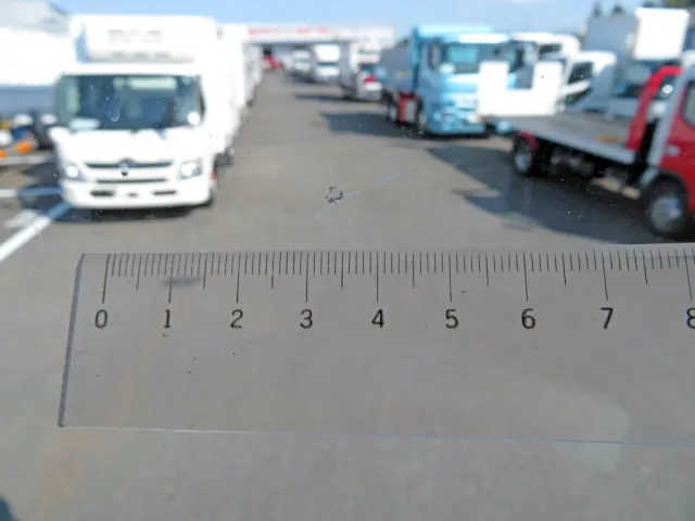 フロントガラス各所に小キズ・飛び石跡があります。|UDトラックス クオン 2PG-CG5CAの写真11