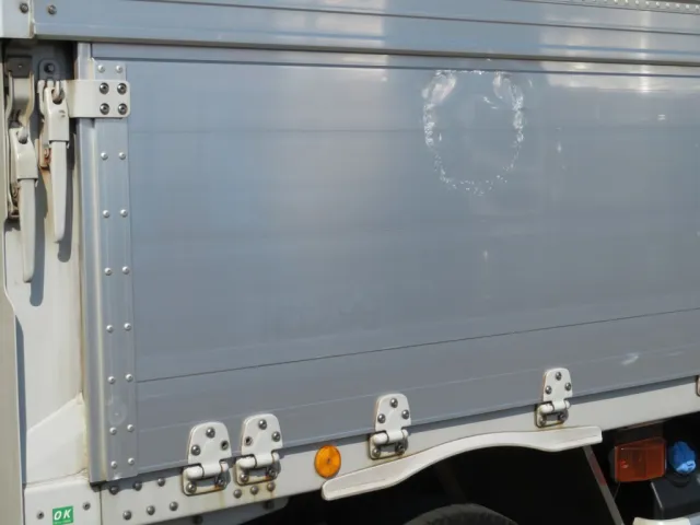 助手席側あおり前方にキズ・ヘコミがあります。|UDトラックス クオン 2PG-CG5CAの写真12