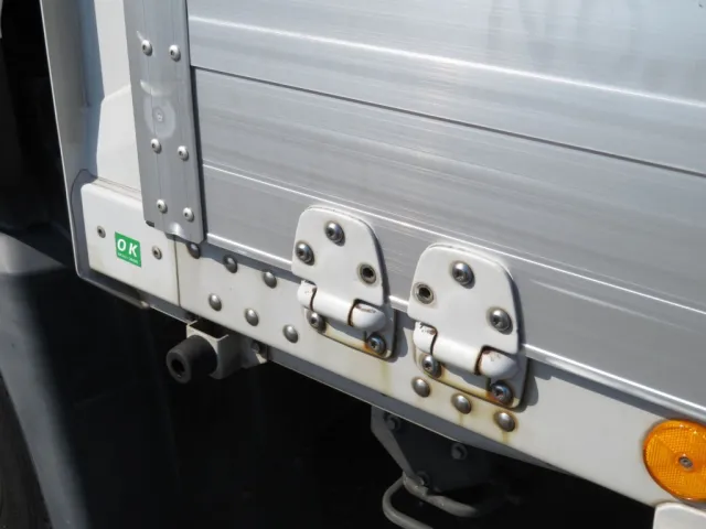 助手席側あおり丁番のボルトが一部欠損しています。|UDトラックス クオン 2PG-CG5CAの写真13