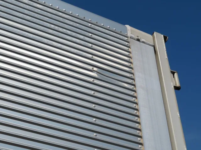 助手席側コルゲート後方にヘコミ箇所があります。|UDトラックス クオン 2PG-CG5CAの写真15