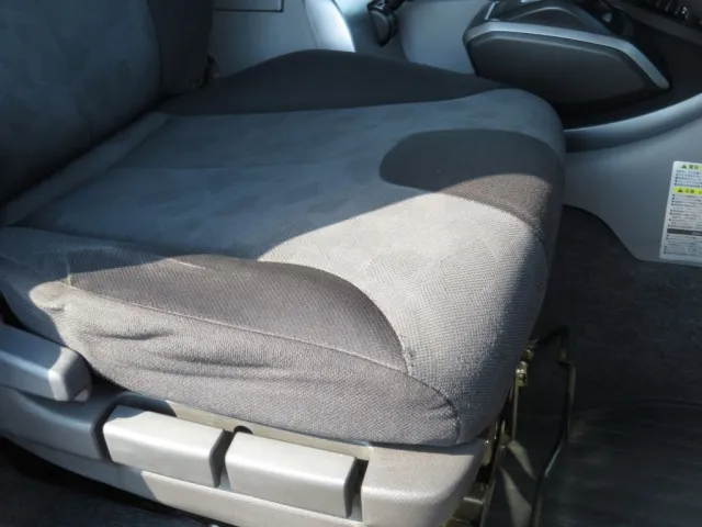 運転席座面の状態です。|UDトラックス クオン 2PG-CG5CAの写真27