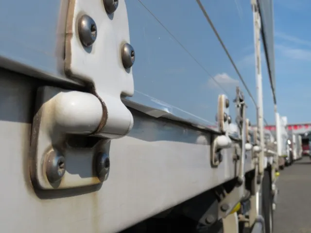 助手席側あおり下部にめくれ箇所があります。|UDトラックス クオン 2PG-CG5CAの写真28