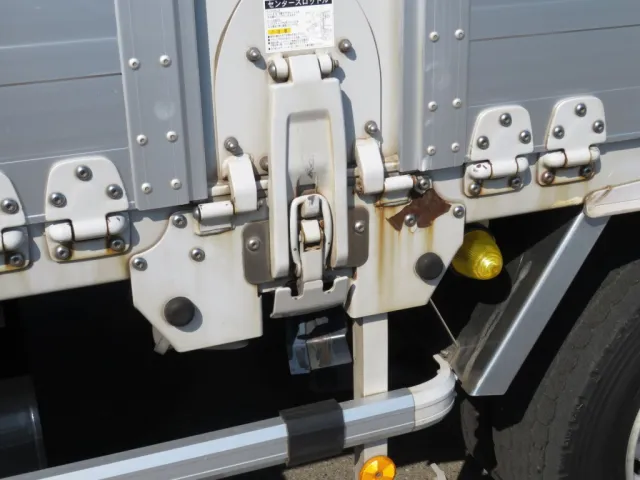 中柱のガセット部にサビがあります。|UDトラックス クオン 2PG-CG5CAの写真29