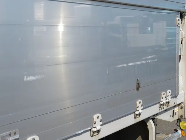 助手席側あおり後方にスリキズ・看板日焼け跡があります。|UDトラックス クオン 2PG-CG5CAの写真32