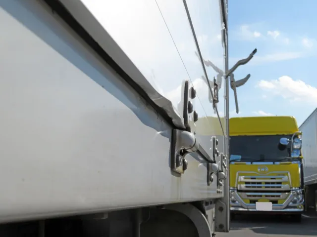 助手席側あおり下部に曲がり・ヘコミがあります。|UDトラックス クオン 2PG-CG5CAの写真33