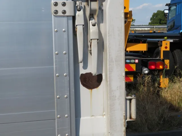 後柱にサビがあります。|UDトラックス クオン 2PG-CG5CAの写真34