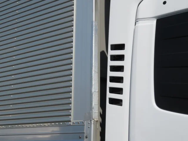 運転席側ウイングの羽根前側に割れがあります。（テープ補修されています）|UDトラックス クオン 2PG-CG5CAの写真37