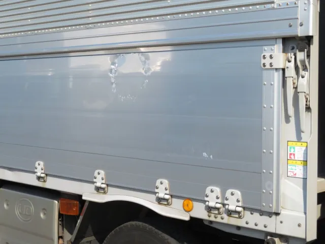 運転席側あおり前方にキズ・ヘコミがあります。|UDトラックス クオン 2PG-CG5CAの写真38