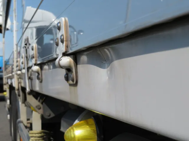 運転席側サイドレールにヘコミがあります。|UDトラックス クオン 2PG-CG5CAの写真39