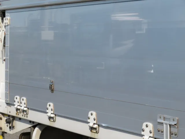 運転席側あおり後方にスリキズ・看板日焼け跡があります。|UDトラックス クオン 2PG-CG5CAの写真41