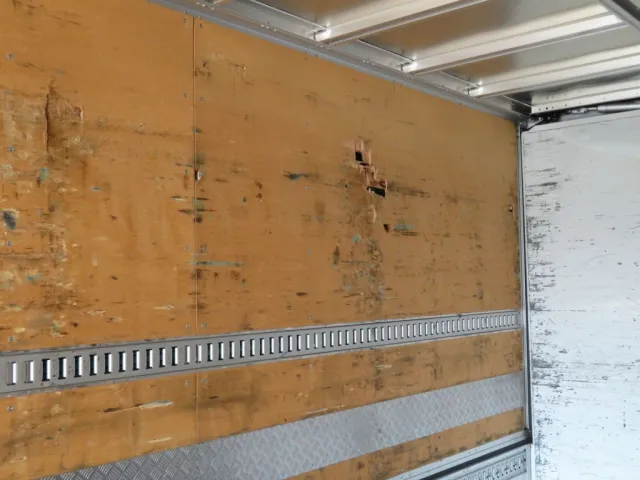 ベニヤに割れ・穴あき箇所があります。|UDトラックス クオン 2PG-CG5CAの写真45