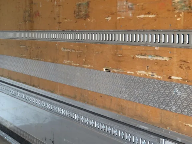 ベニヤに割れ・穴あき箇所があります。|UDトラックス クオン 2PG-CG5CAの写真47