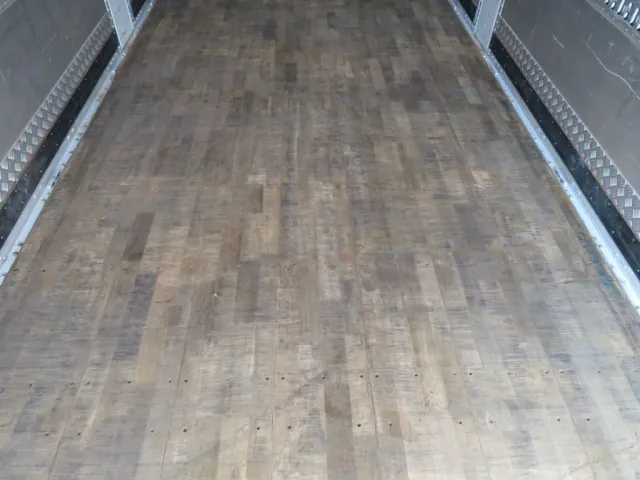 床面の状態です。（各所にスリキズがあります）|UDトラックス クオン 2PG-CG5CAの写真48