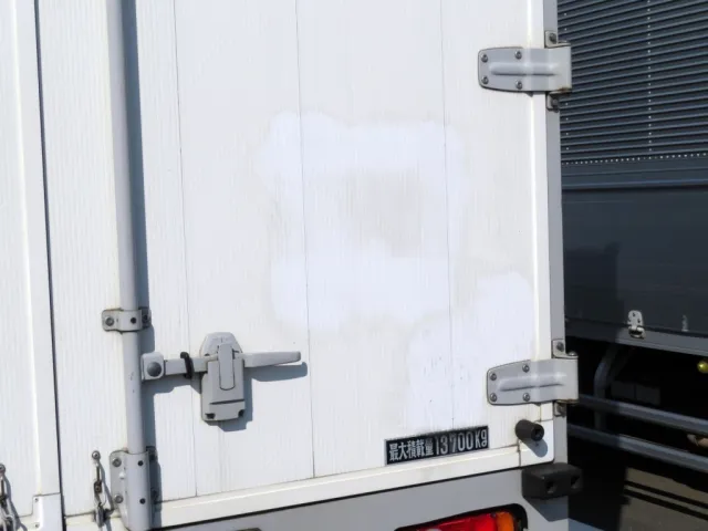 リア扉に看板はがし跡があります。|UDトラックス クオン 2PG-CG5CAの写真50