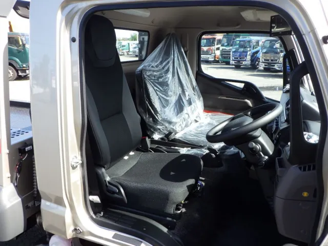 乗車定員は３名です。|三菱 キャンター 2PG-FEB80(2WD)の写真6