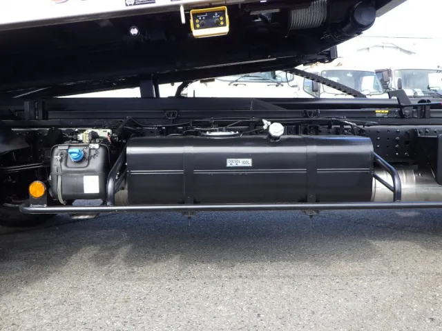 燃料タンクは１００Lです。|三菱 キャンター 2PG-FEB80(2WD)の写真23